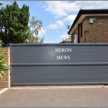 Modern And Cozy 2-Guest Flat With Gated Parking Leilighet Kingston upon Thames  Eksteriør bilde