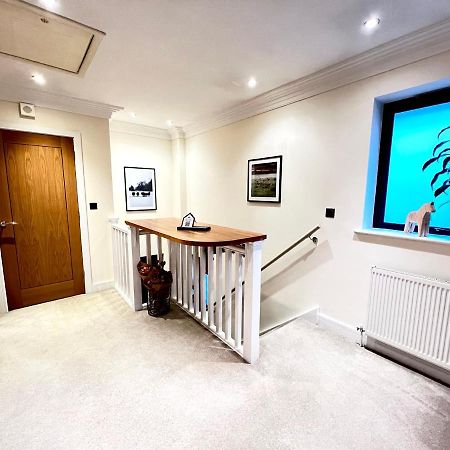 Modern And Cozy 2-Guest Flat With Gated Parking Leilighet Kingston upon Thames  Eksteriør bilde