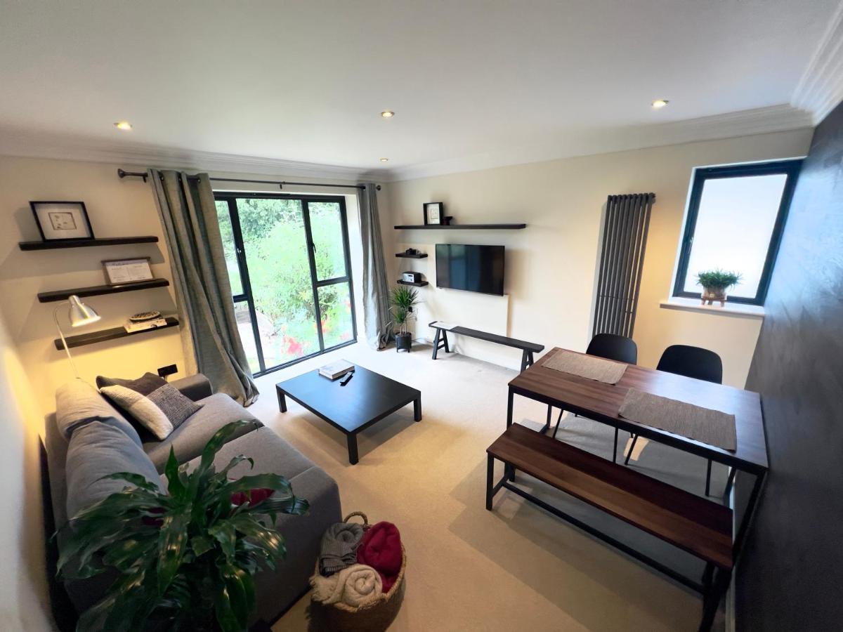 Modern And Cozy 2-Guest Flat With Gated Parking Leilighet Kingston upon Thames  Eksteriør bilde