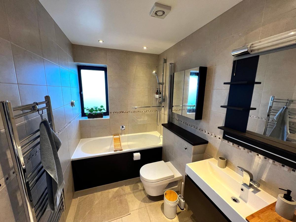 Modern And Cozy 2-Guest Flat With Gated Parking Leilighet Kingston upon Thames  Eksteriør bilde