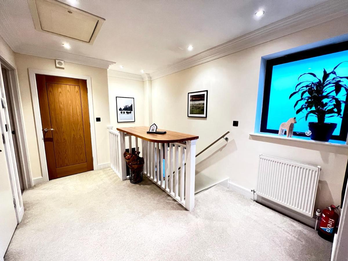 Modern And Cozy 2-Guest Flat With Gated Parking Leilighet Kingston upon Thames  Eksteriør bilde